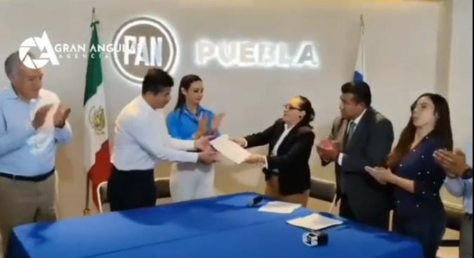 Video desde Puebla: Eduardo Rivera se registró como precandidato del PAN