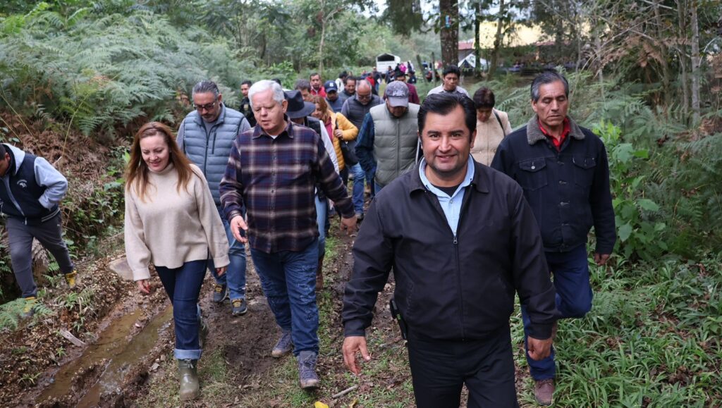 Carlos Peredo inaugura ampliación y revestimiento del camino al Ejido Atoluca