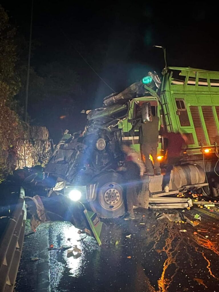 Fotonota: Fuerte accidente de 2 camiones anoche en la México Tuxpan