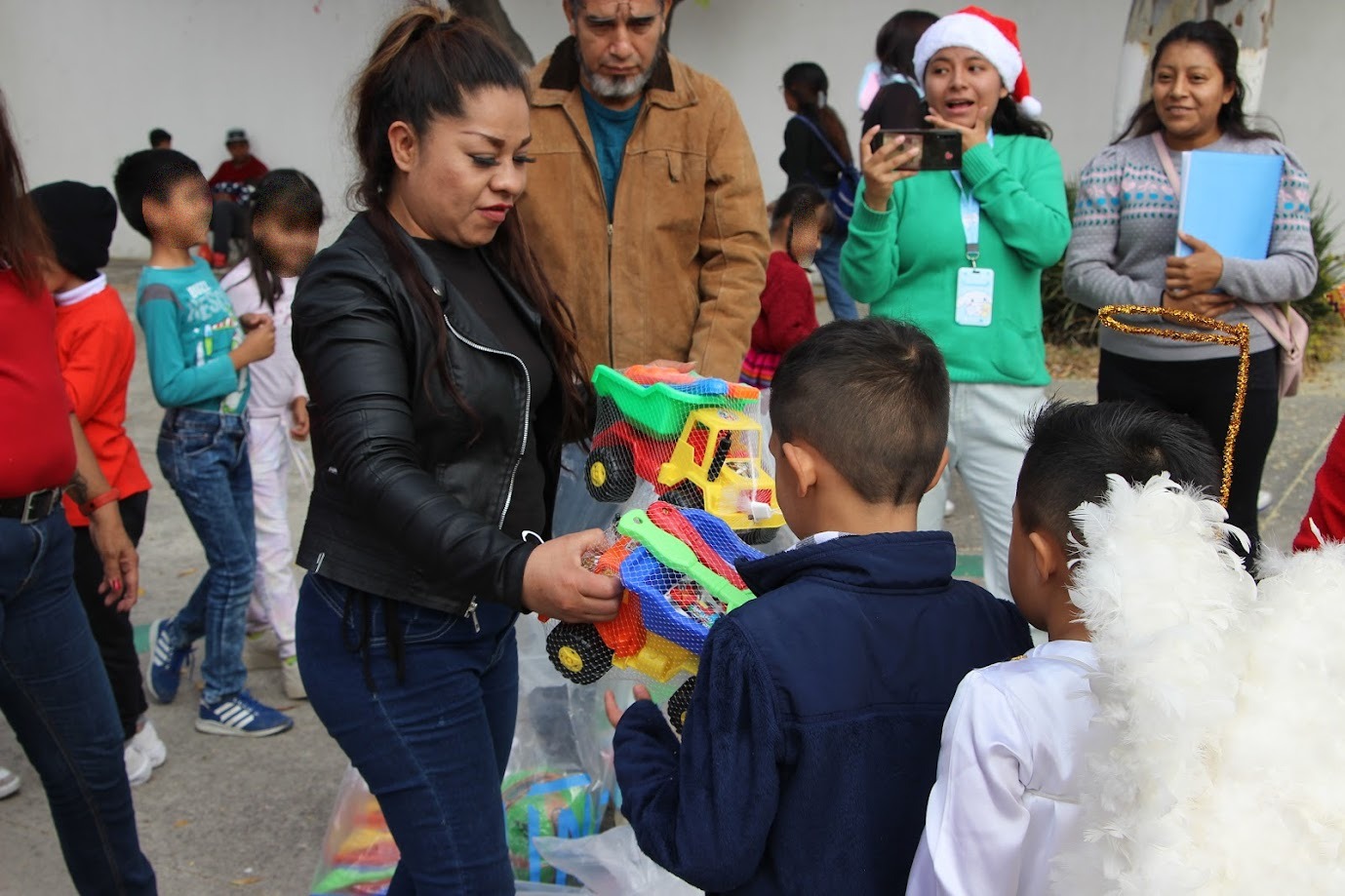 Reparten juguetes y cobijas en zonas vulnerables de Puebla capital