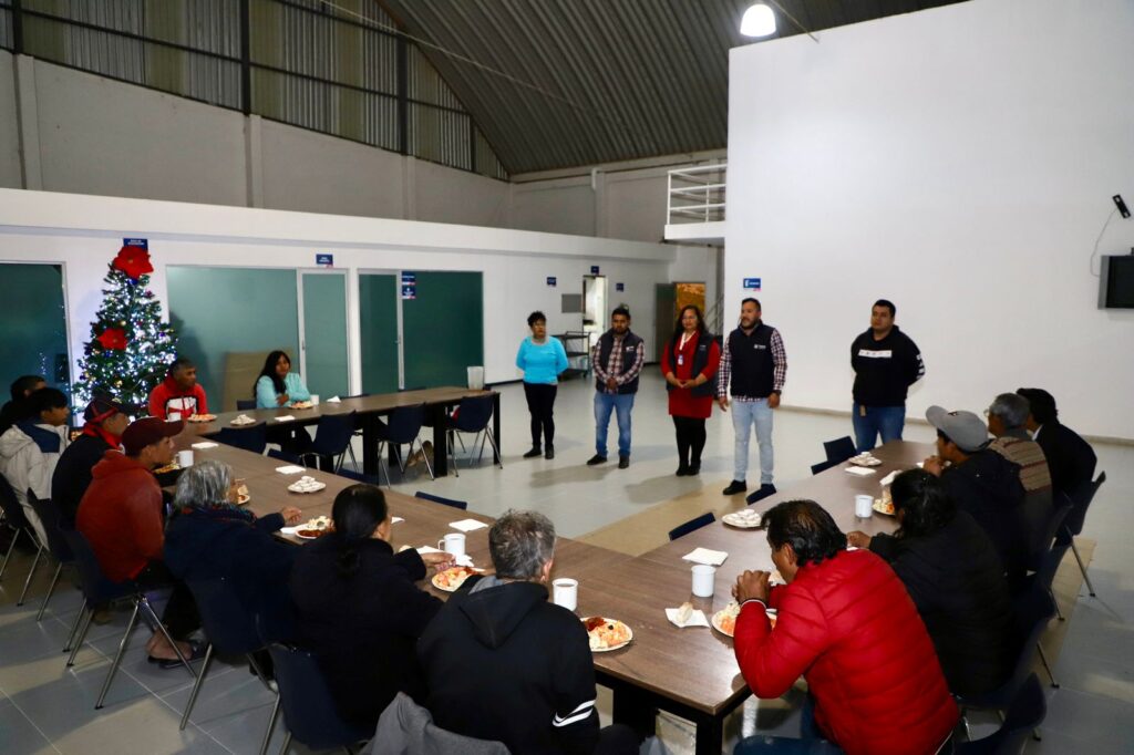 Pasta y pierna adobada, la cena navideña en el dormitorio del DIF municipal