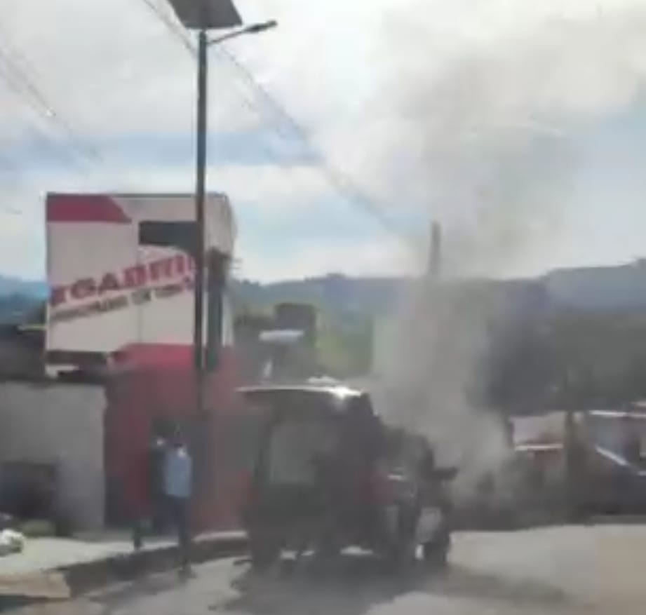 Desde Huauchinango: Se quema camioneta
