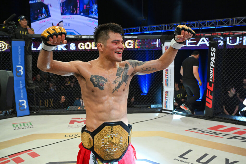 Arrebata “Pegajoso” Díaz cetro gallo a José Roura en pelea estelar de LUX 038