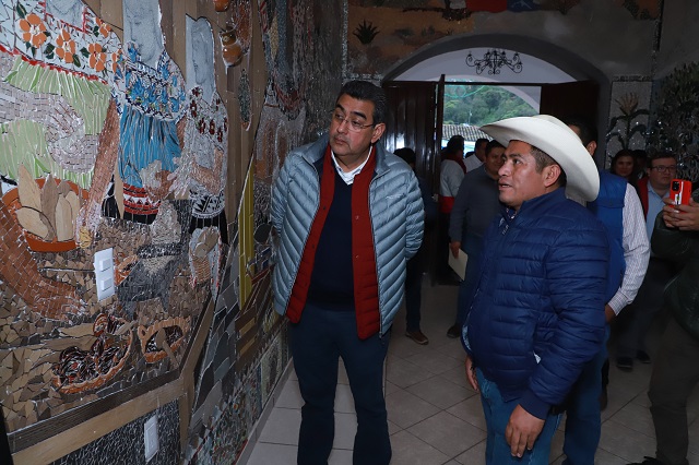Sergio Salomón entrega obras en Ahuacatlán