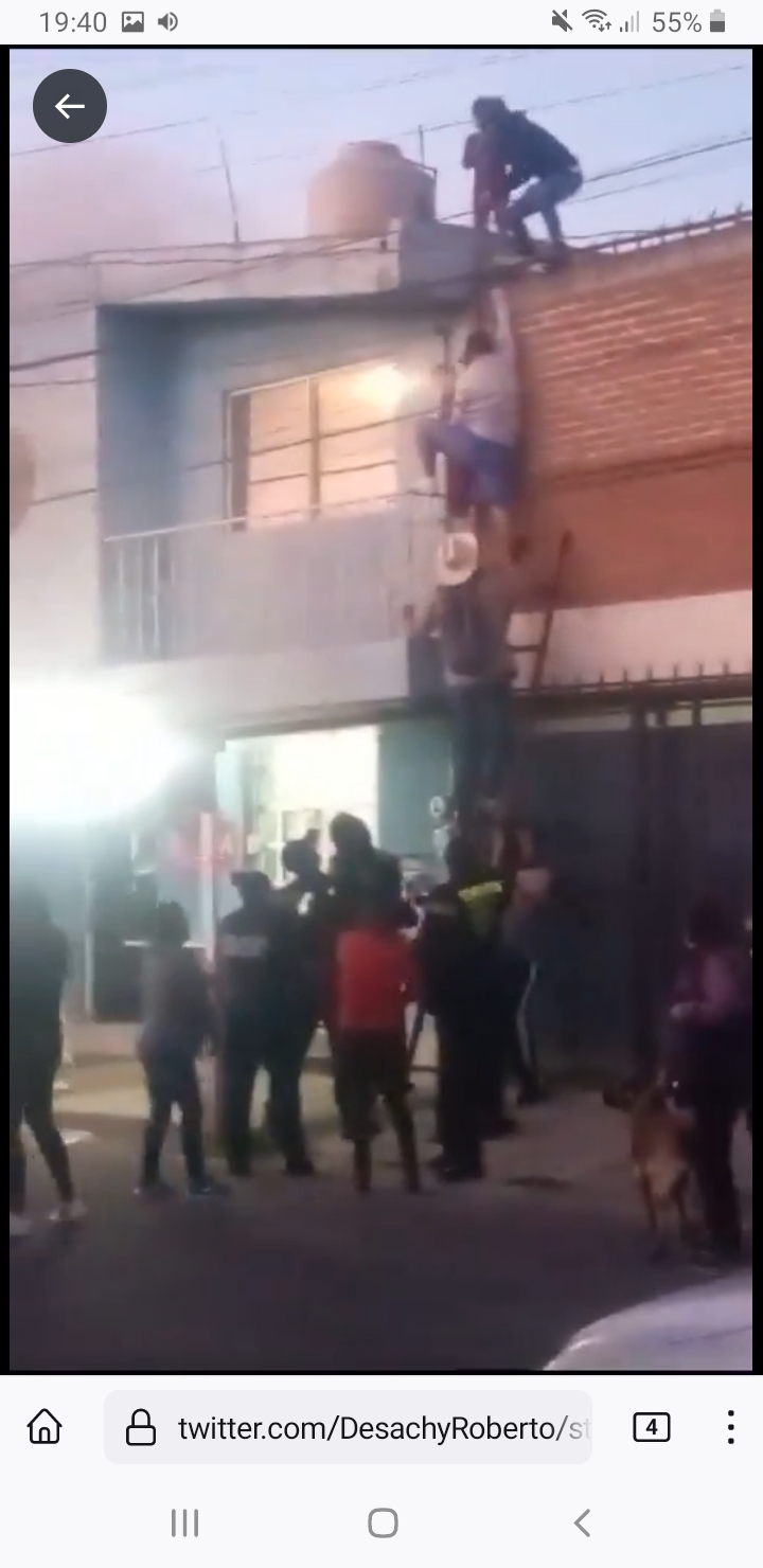 Video: Rescatan a madre de familia y sus tres hijos del incendio de su casa en Puebla capital