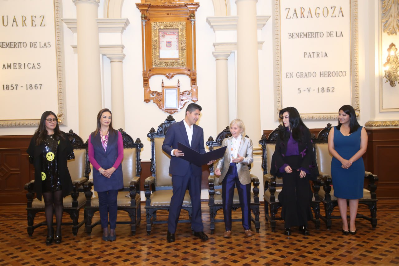Cédula Real y visitante distinguido, condecoraciones entregadas a ‘Operation Smile’ por el ayuntamiento de Puebla
