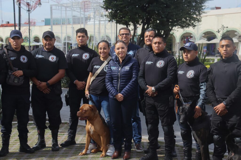 Paola Angon entrega reconocimientos a graduados del curso “Entrenando a tu lomito”
