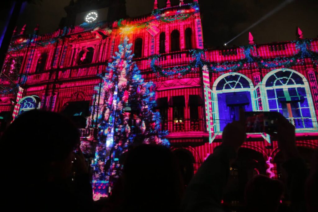 Proyectan “Destello de los Ángeles” en palacio municipal