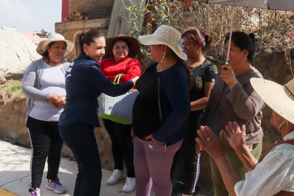 Paola Angon continúa inaugurando calles con la entrega de la tercera de Allende, en beneficio de vecinos de Tepontla