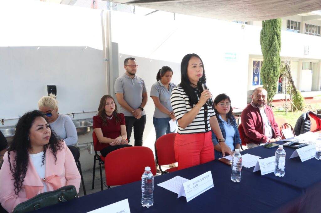 Voluntariado del Congreso del Estado entrega lentes gratuitos en escuela de Coronango