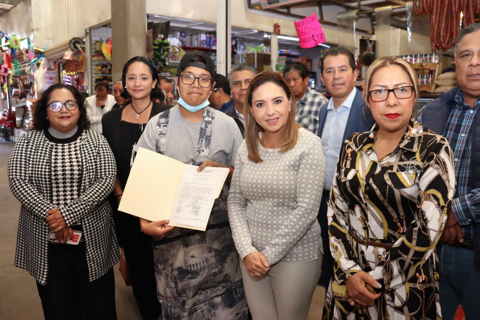Con regularización de títulos de concesión, Paola Angon continúa respaldando a comerciantes del tianguis de Mixquitla