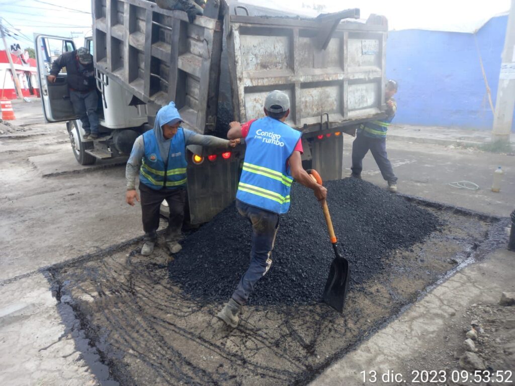 Sigue bacheo en calles de Puebla capital en temporada decembrina