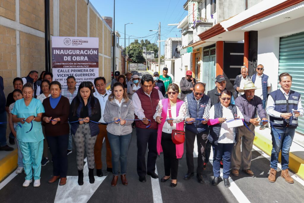 Atiende Paola Angon petición de 35 años con pavimentación para vecinos de Santiago Momoxpan