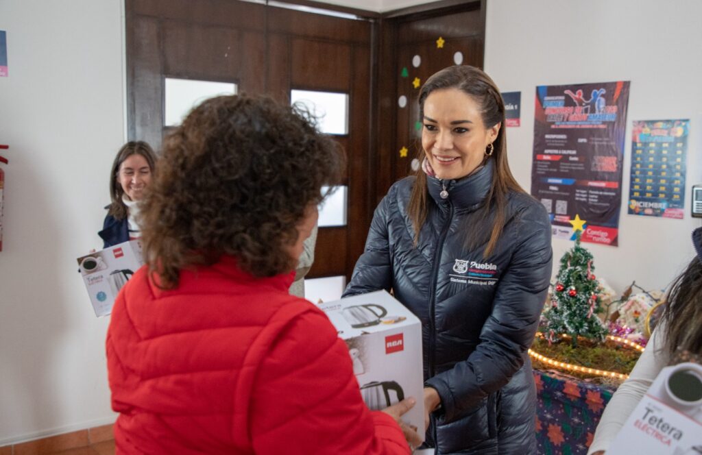 SMDIF Puebla dona incentivos para hijas e hijos de policías municipales de Puebla