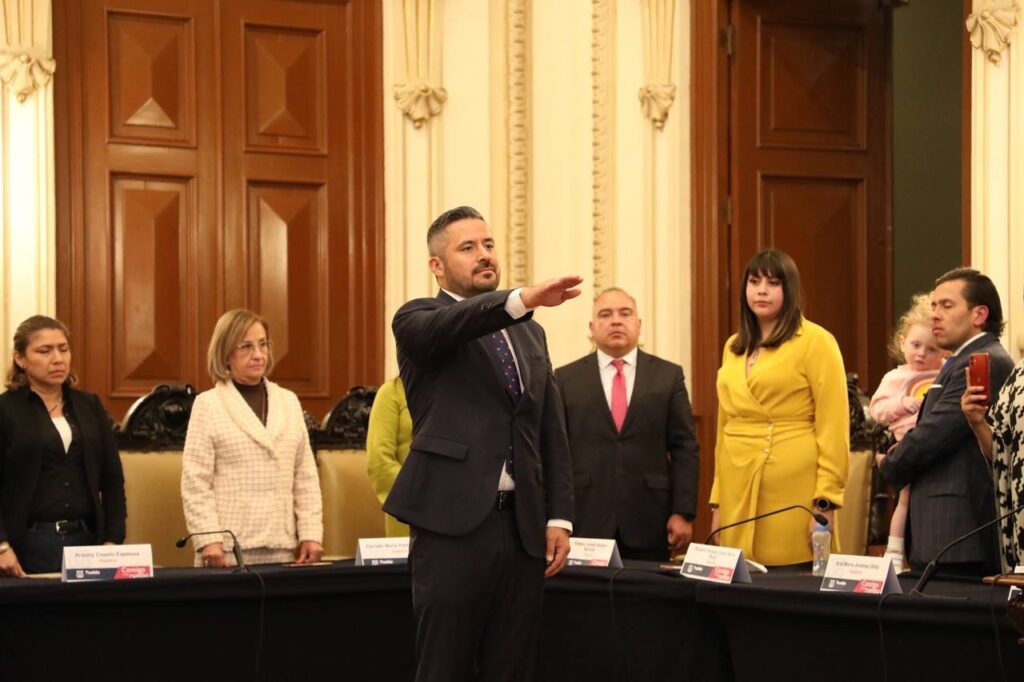 Aprueba cabildo poblano licencia definitiva de Eduardo Rivera Pérez como presidente municipal