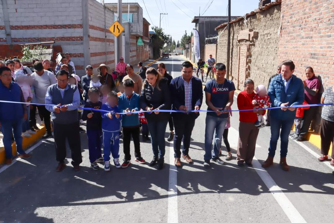 Entrega Paola Angon segunda calle en favor de los vecinos de Texintla