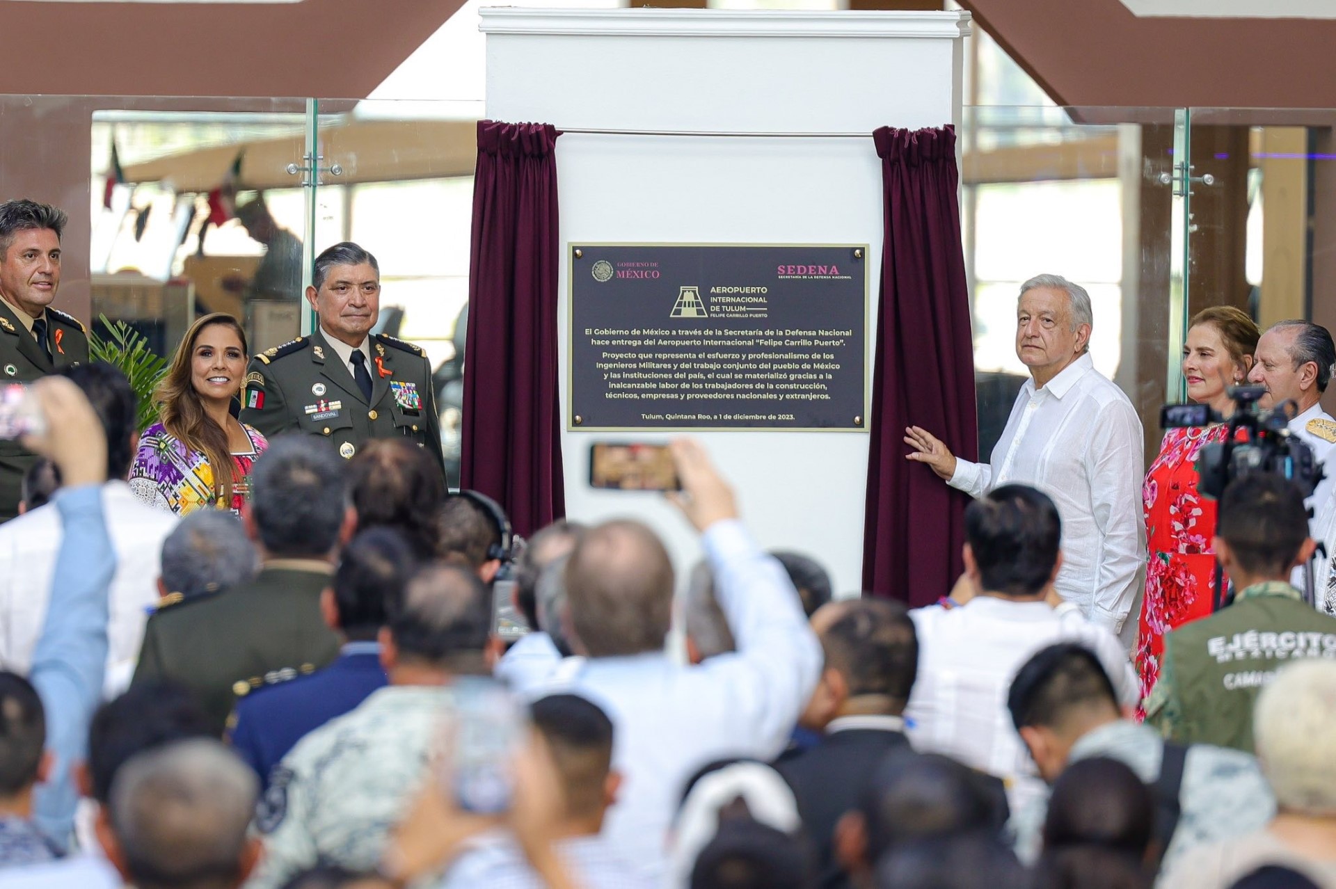 Sergio Salomón acompañó a López Obrador a la inauguración de aeropuerto en Tulum