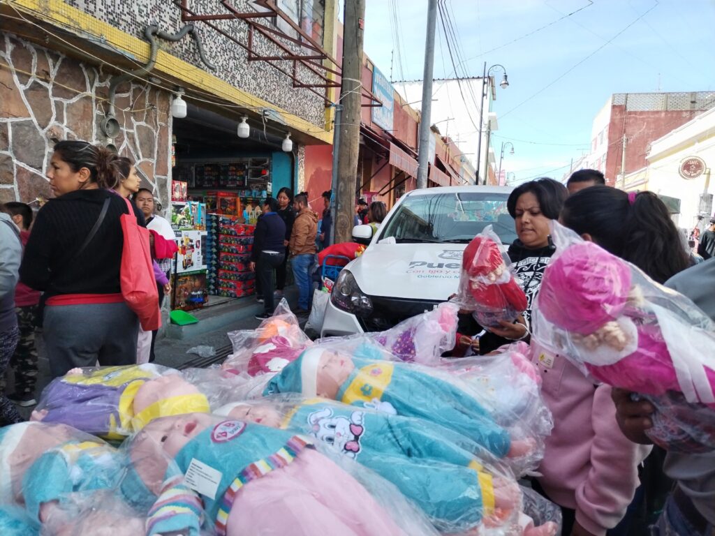 Video desde Puebla: Ambulantes y locatarios realizan venta de juguetes en la 16 poniente
