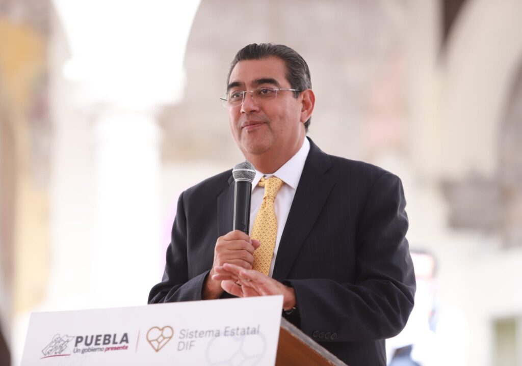 Entregan Sergio Salomón y Gaby Bonilla dispositivos de conducción ósea a infantes