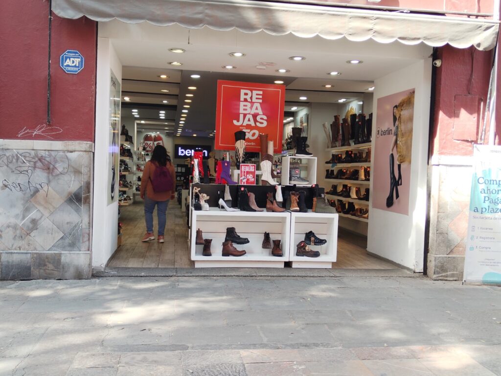 Comerciantes del centro buscan vender mercancía de temporada  decembrina con rebajas: Ayala