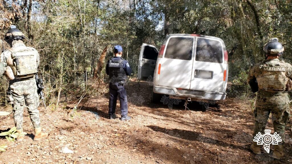 Aseguran SSP y SEMAR tres camionetas utilizadas para transportar combustible presuntamente robado