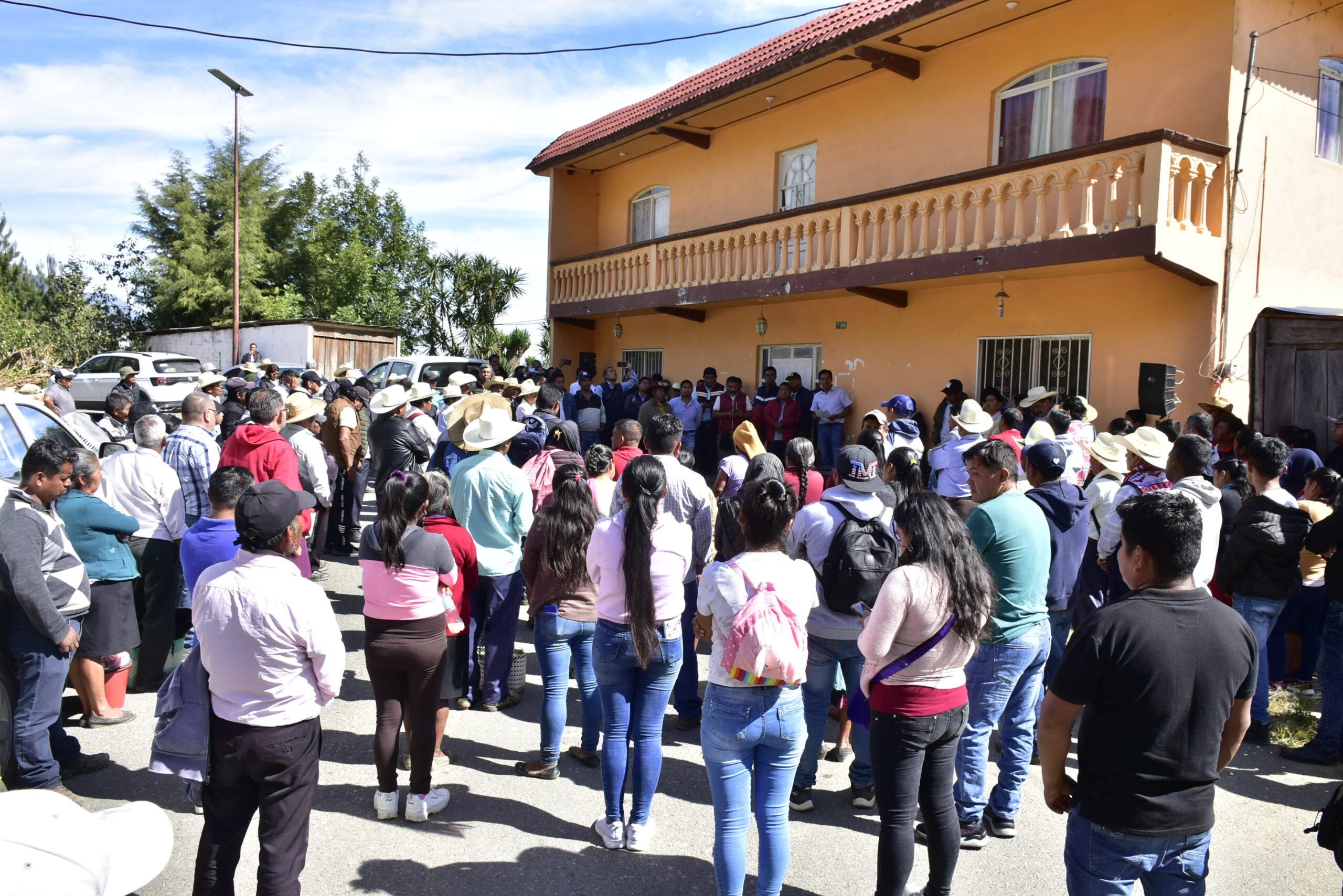 Javier Aquino anunció acuerdo para organizar elecciones en Coyomeapan