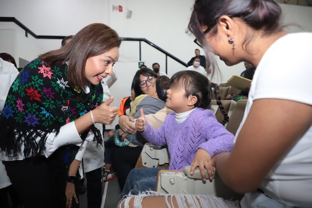 Encabeza Gaby Bonilla encendido de ocho aparatos cocleares