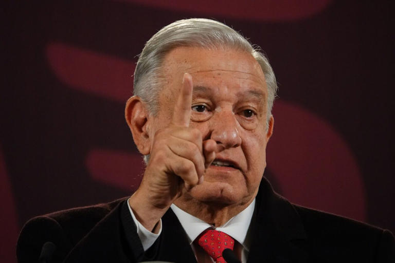 AMLO ofrece disculpas a diputada trans Salma Luévano por comentario transfóbico