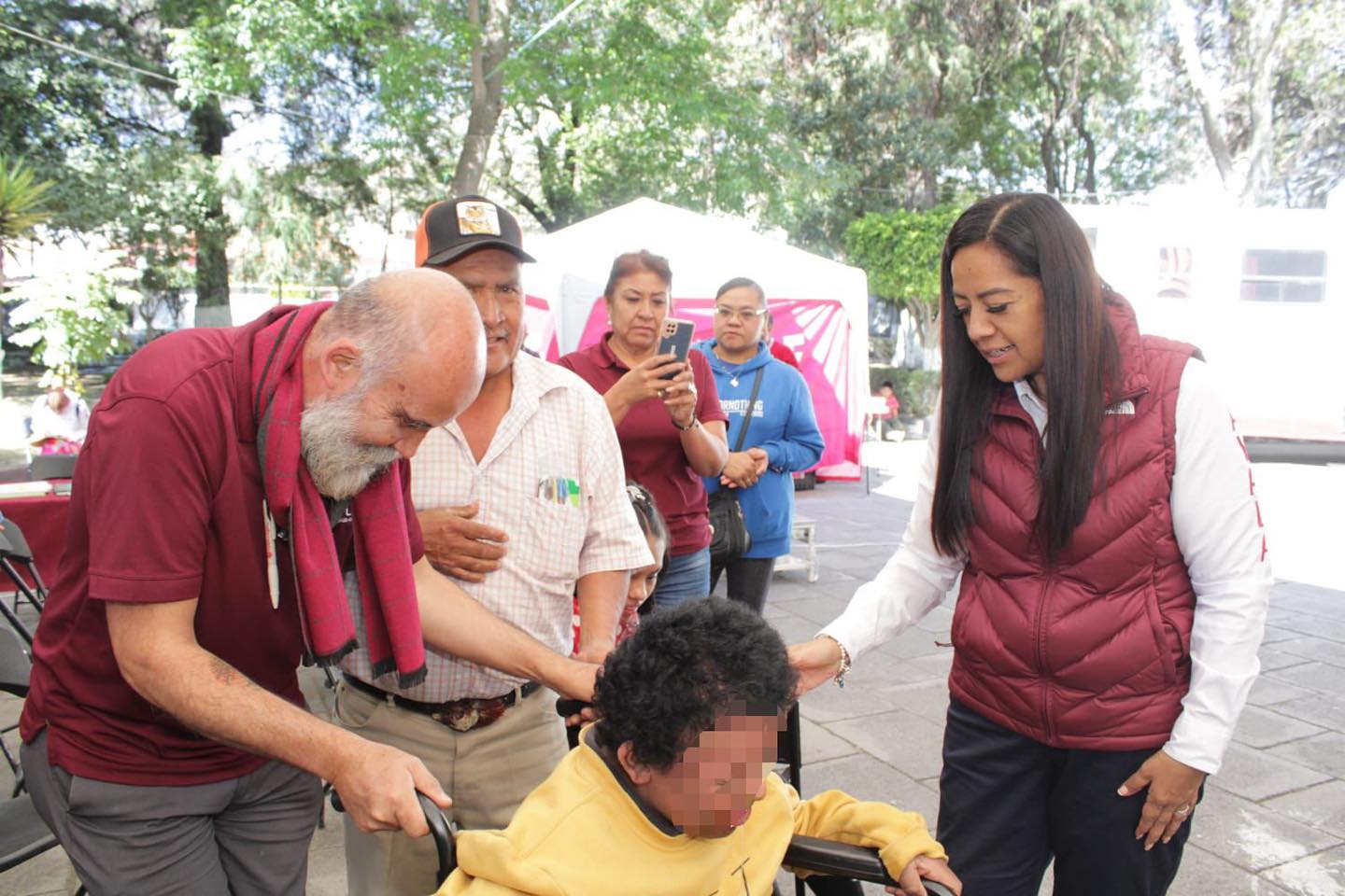 Con una administración cercana a la gente, Ariadna Ayala atiende solicitudes y entrega sillas de ruedas