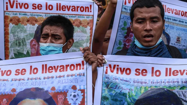 AMLO se reúne con fiscal tras liberación de 8 militares por el caso Ayotzinapa