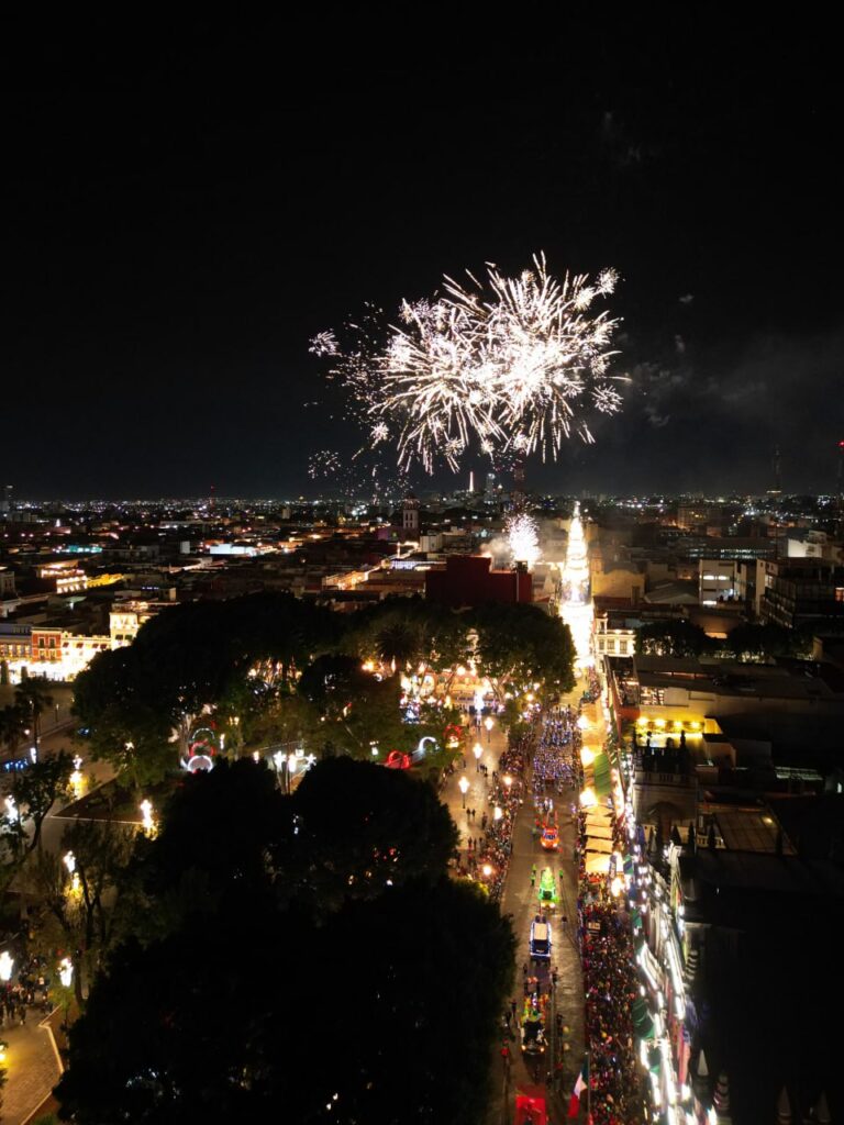 Video desde Puebla: Desfile de Reyes Magos en la capital