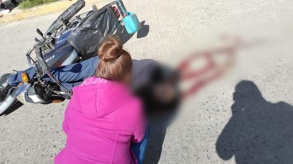 Atacan a balazos a motociclista en Texmelucan; se debate entre la vida y la muerte