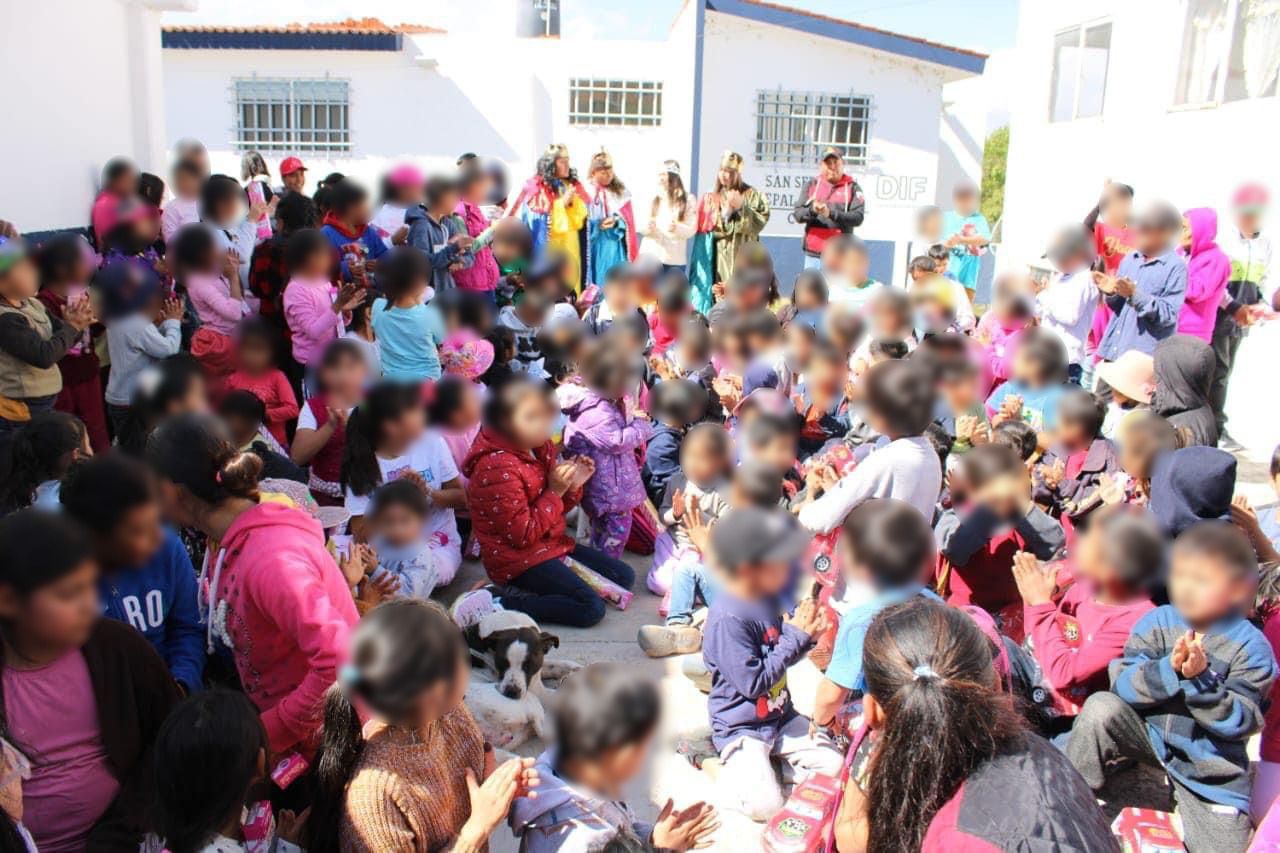 Entregan juguetes en juntas auxiliares de san Pedro Cholula