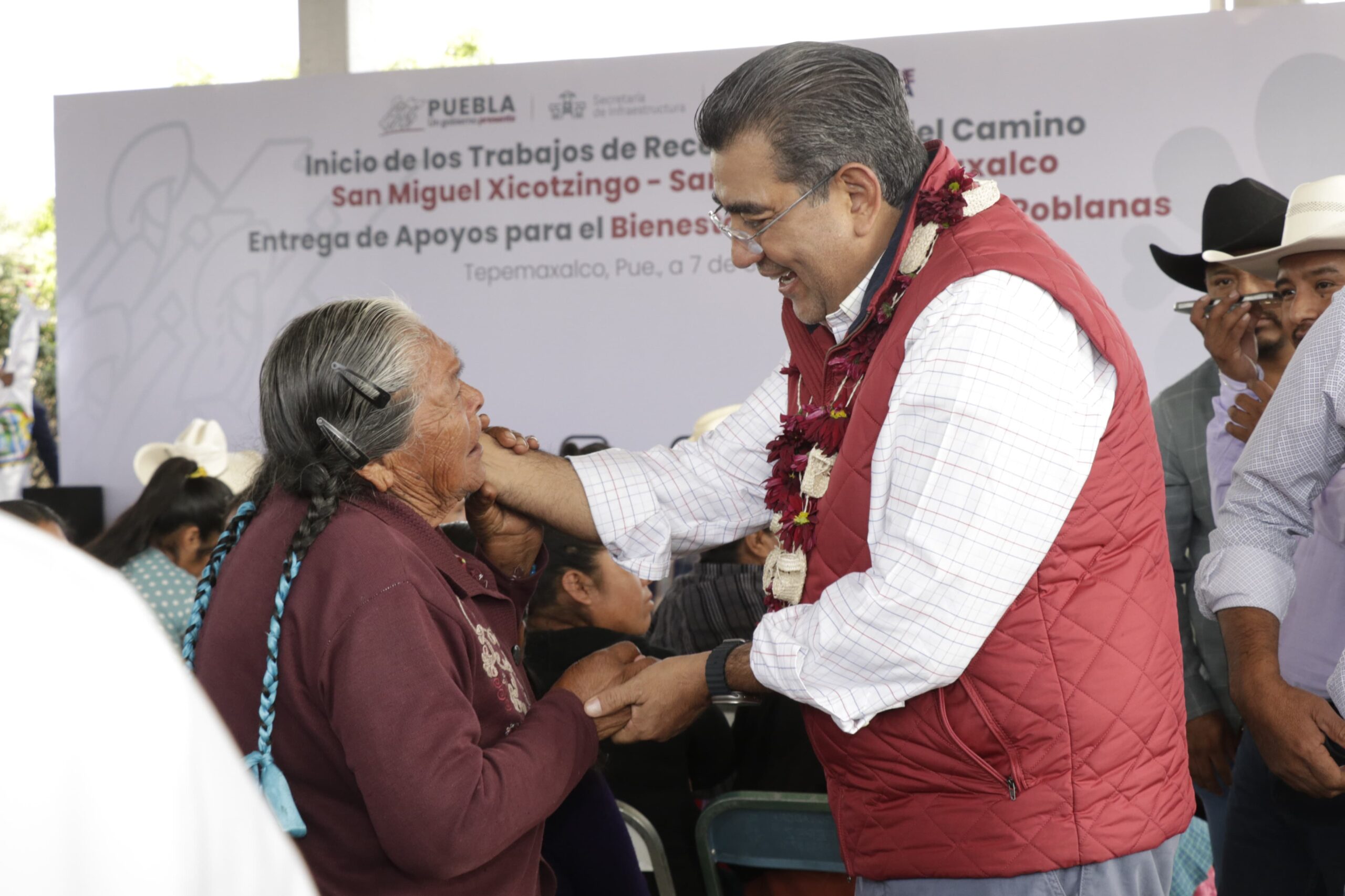 Sergio Salomón inició obra en Tepemaxalco