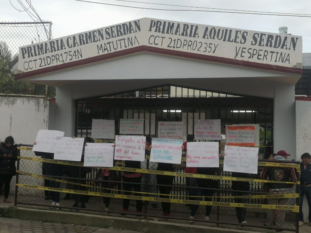 Cierran la escuela Carmen Serdán de Huauchinango; padres de familia denuncian presunto desvío de 600 mil pesos