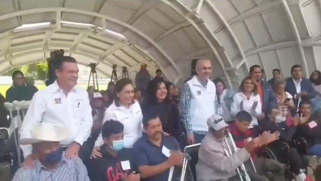 Video desde Puebla: Gaby Bonilla entrega prótesis a personas discapacitadas