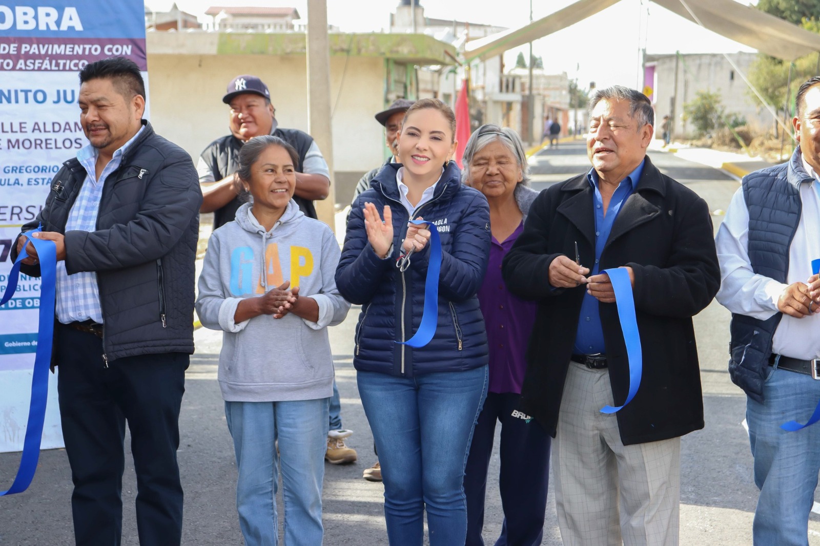 Paola Angon entrega dos calles más en Zacapechpan