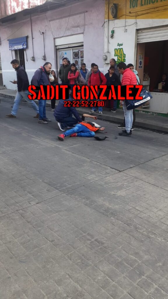 Combi de transporte público atropella a hombre en Teziutlán