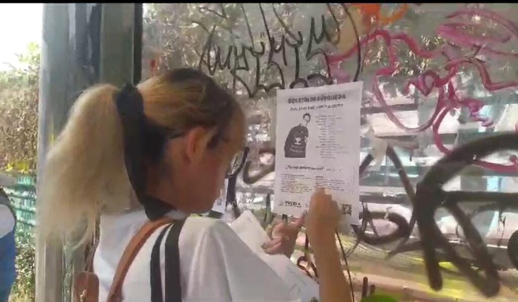 Video desde Puebla: Familiares y amigos de Raúl López marchan a la FGE para exigir dar con su paradero