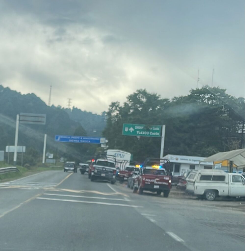 Interceptan policías camión de la línea ATAH en Huauchinango