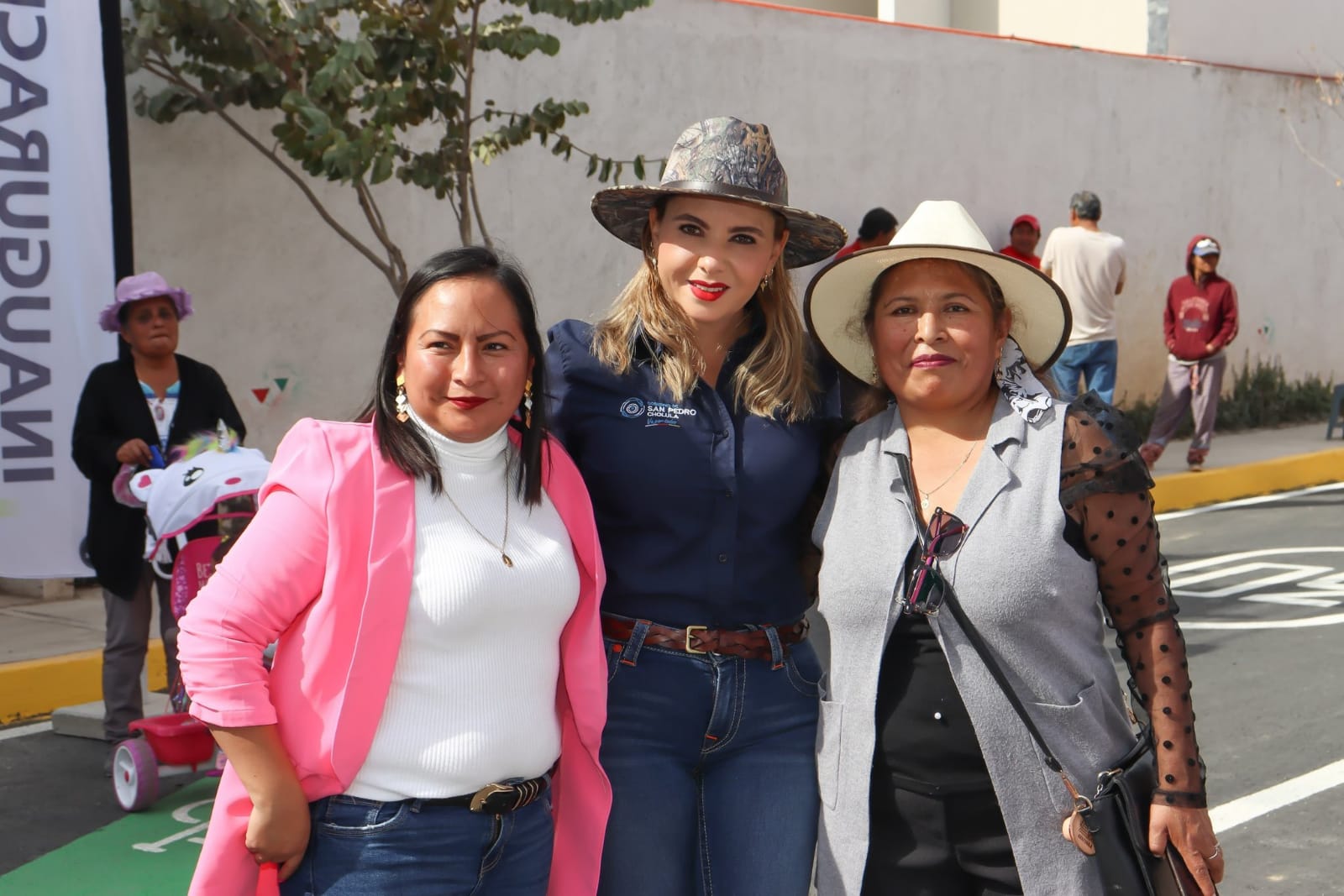 Paola Angon entregó avenida en la junta auxiliar Cocoyotla