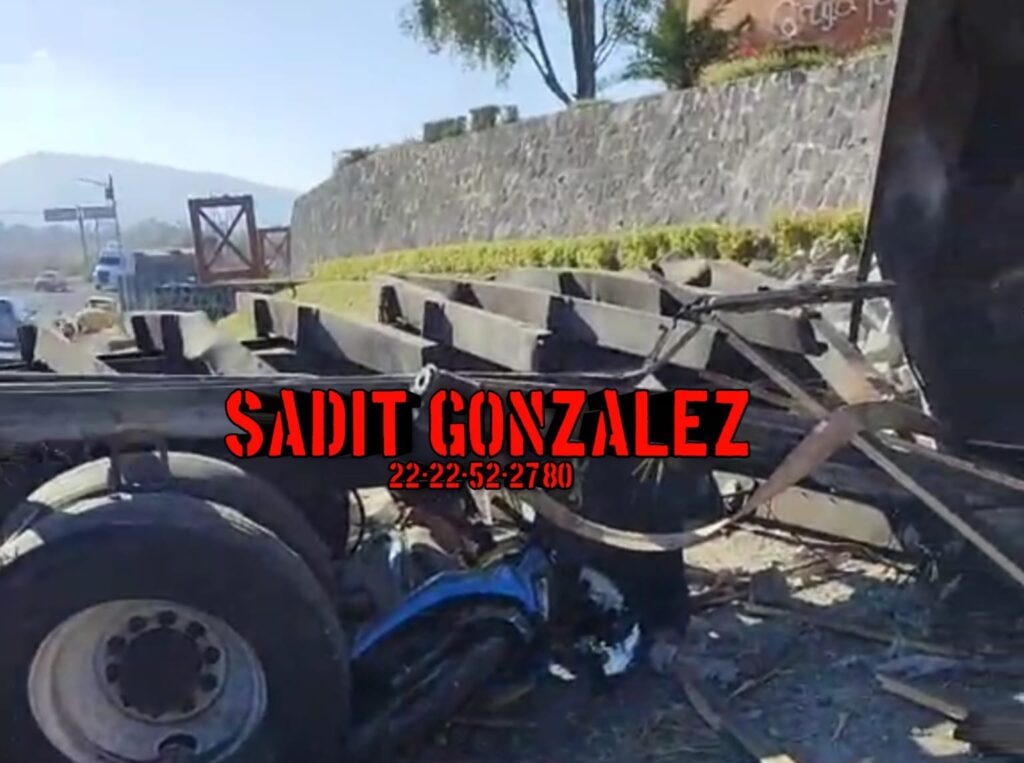 Tractocamión se queda sin frenos y deja 3 lesionados y un muerto en la federal a Atlixco