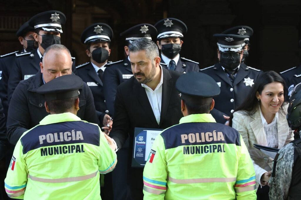 Reconocen a policías municipales que atraparon a asaltantes