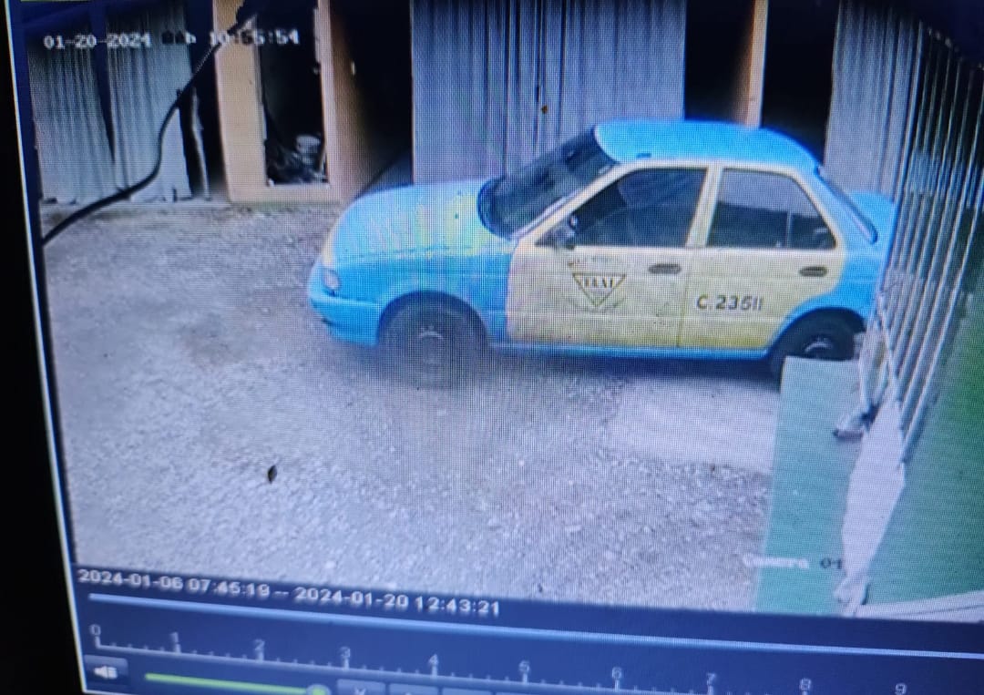 Karma instantáneo en Huauchinango: Conductor de taxi acusado de llevarse televisión de un hotel…ahora le despojaron del vehículo