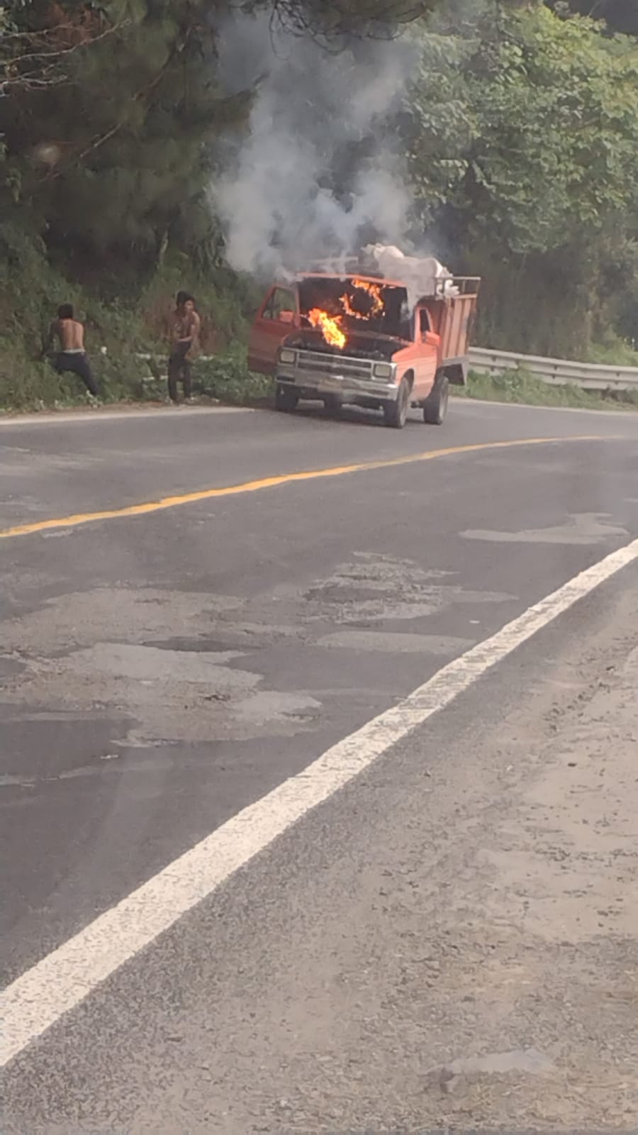 Se quema camioneta en la México Tuxpan