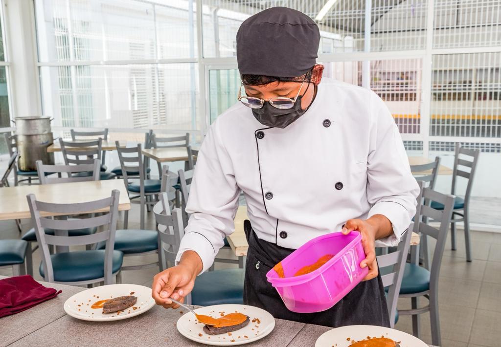 Se gradúan técnicos en Gastronomía