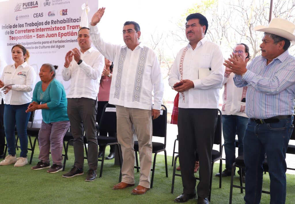 Fotonota: Sergio Salomón inauguró rehabilitación de carretera en Epatlán