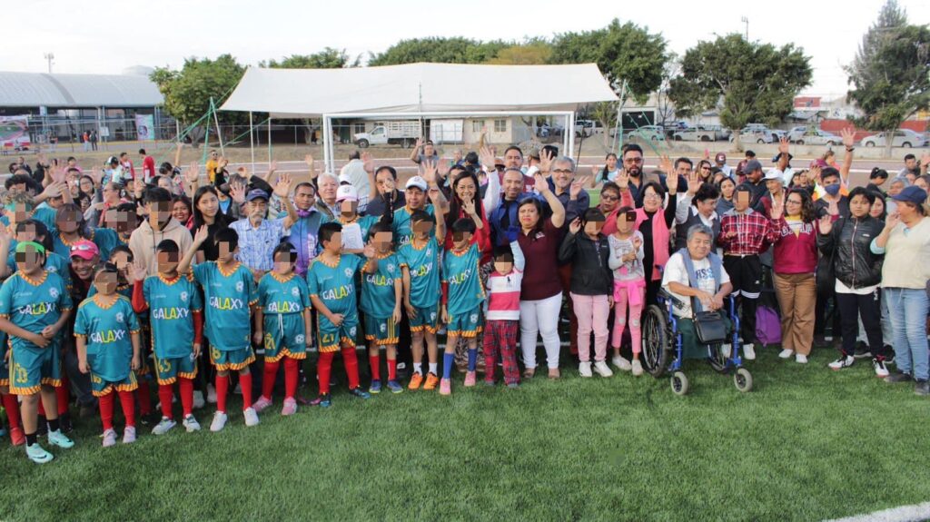 Ariadna Ayala y presidente del Puebla FC entregan cancha de fútbol en Atlixco