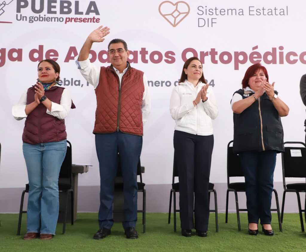 Gaby Bonilla y Sergio Salomón siguen la entrega de aparatos ortopédicos