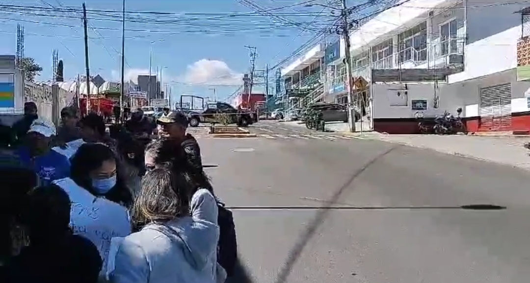Video desde Puebla: Vecinos de Santa Cruz Buenavista cierran vialidad; piden obras